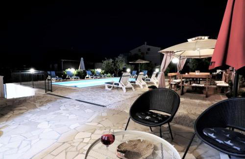 Villa Mendula Trogir - Luxury villa by the beach - heated pool - lush green garden - Photo 48