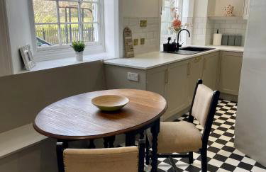 NEW, STYLISH & SPACIOUS GROUND FLOOR Mews - Foto 1