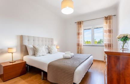 Sunny 3BDR Apt with Pool in Ferreiras by LovelyStay - Foto 3