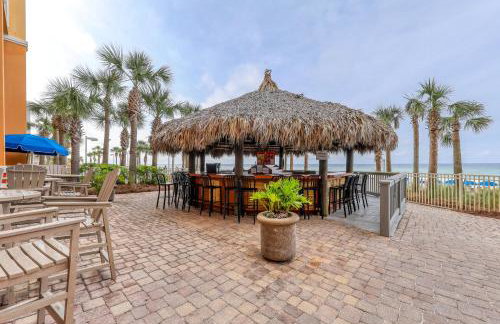 High-rise condo with pool & ocean views - walk to the beach - Foto 34
