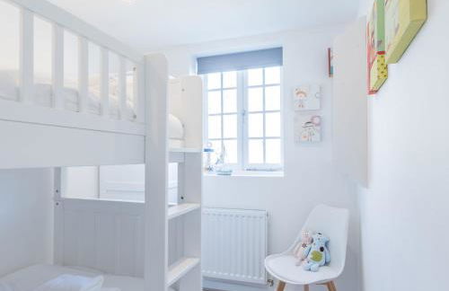 4-Bedroom Seafront House in Southend Sea Views - Pass the Keys - Foto 40