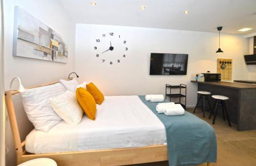 Black & White Studios - Photo 11