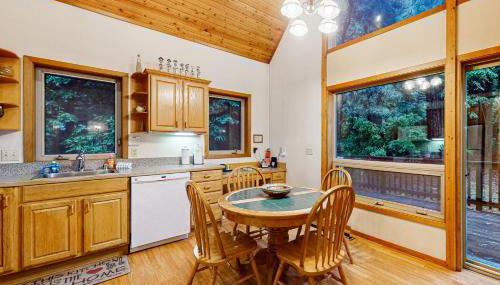 Redwood Rest Getaway - A-Frame with Hot Tub & Deck - Foto 5