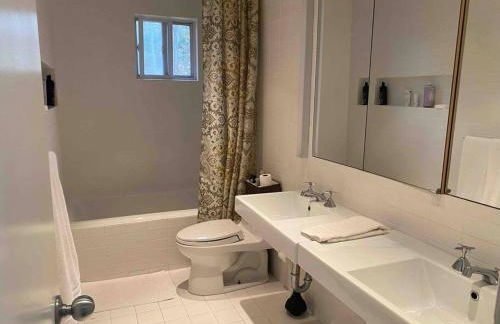 Renovated and Spacious Summer Home with Water View - Foto 17