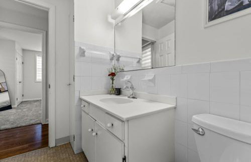 New England Nest - Modern 2BR Home with EV Charger - Foto 26