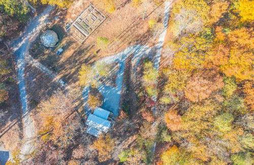 Cozy Cabin Retreat w/ Hot Tub & Nature Views - Foto 51