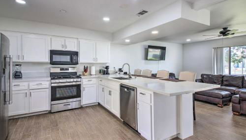 Central Bakersfield Townhome with Private Patio - Foto 2