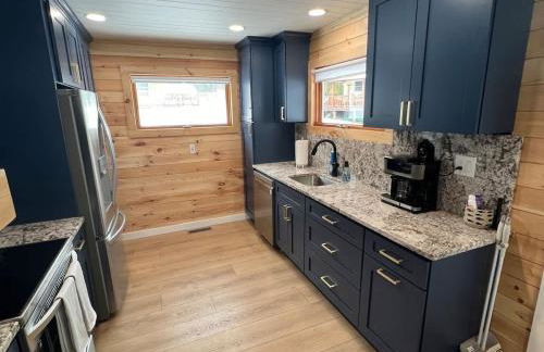 'Lakeside' Cottage with porch and sandy beach - Photo 10