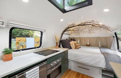 Airstream w Bathtub, River, & Hot Tub - Foto 20