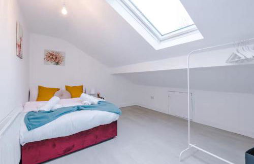 Group-Friendly Home near Manchester with Hot Tub and Private Cinema Room - Foto 32