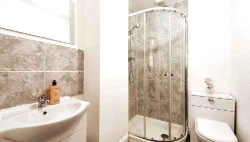 Liverpool City Centre - Fabulous 3 En-suite Bedrooms - Sleeps 10 People - Foto 2, Shower