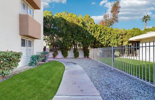 Stylish, Dog-Friendly Condo with Grill, shared Pool and Spa - Close to Downtown - Foto 22