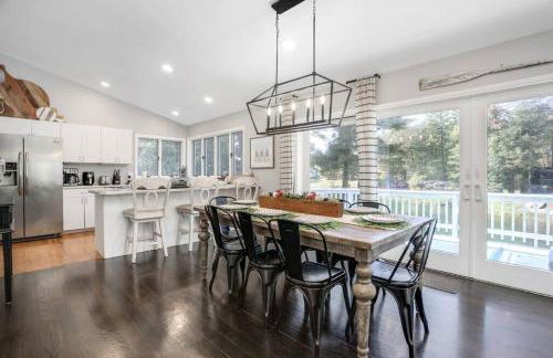 Lakefront Luxury with Private Beach, Sleeps 14 - Foto 22