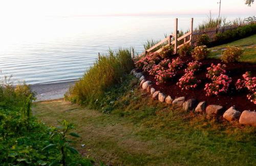 Lakefront Home in Madison - Private Beach - Photo 12