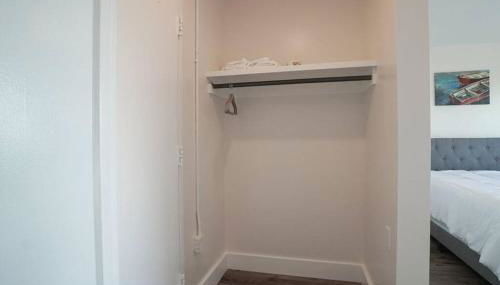 Newly Renovated 1 Bedroom Apartment near Downtown - Photo 2, wardrobe