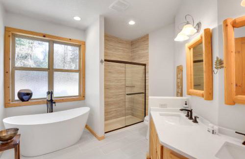 Peaceful Rhododendron Cabin with Fire Pit and Hot Tub! - Foto 15