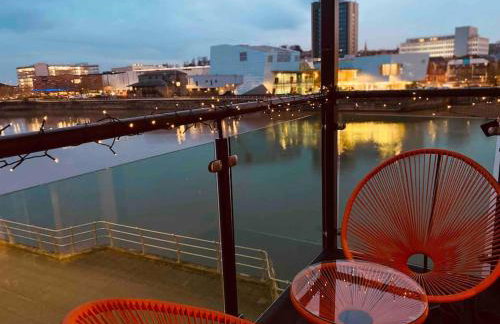 Luxury 2 Bedroom waterfront apartment with balcony - Foto 31