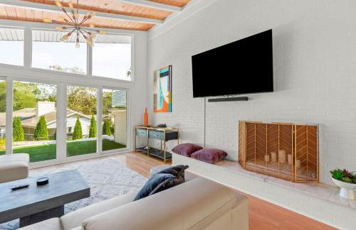 Upscale Modern Home with perfect triad location - Photo 30