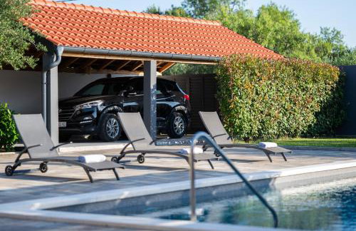 Villa Pietra- Modern rustic poolside oasis - Photo 10