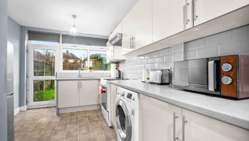 Stylish 3 Bedroom House - Parking - Garden - Great Barr - Netflix - Top Rated -121J - Foto 4, stove, pet friendly, toaster