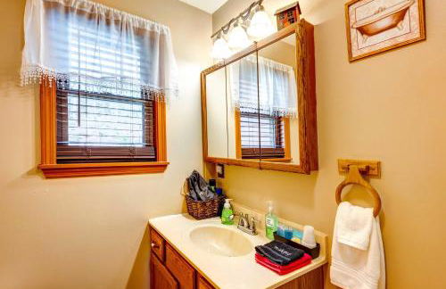 Scenic Marble Cabin with Fire Pit! - Foto 14