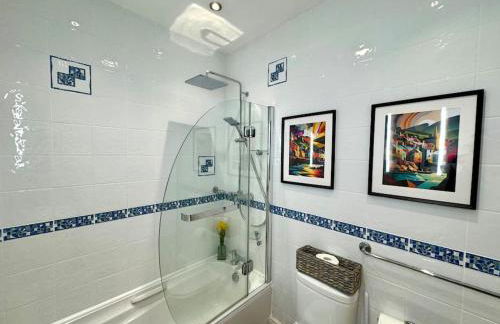 Luxury Sea View Apartment with Multi Room Balcony And Private Onsite Parking Only 300M From the Beach - Foto 14