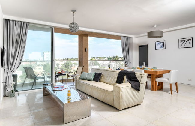 Modern Gem with Stunning Balcony by Sea N Rent - Photo 15