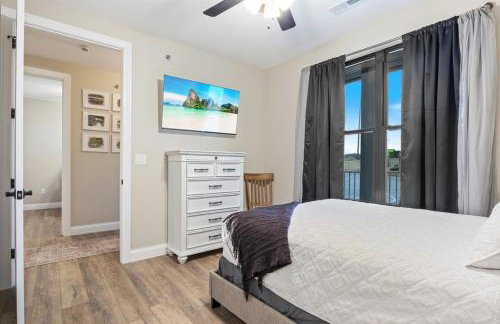 Family-Fun Lakeside Luxury at Topsider in Osage w/ 2 Pools, Prime Views Pack N' Play & Games - Foto 25