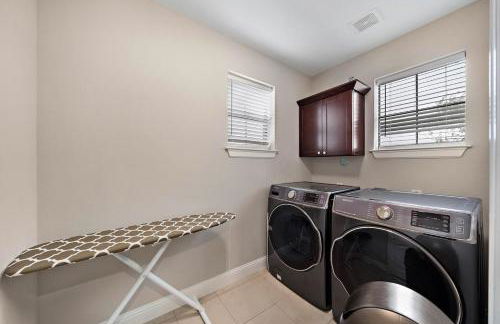 Modern Loft Unit with Patio at the Galleria - Foto 8