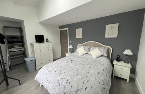 Whole house -Sleeps4-Parking-Garden-BikingHiking - Foto 17