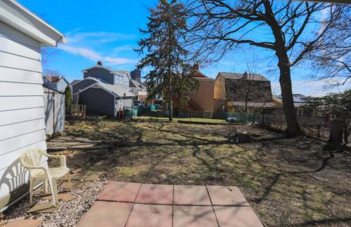 Updated & Comfy Bungalow with Parking Easy Access - Foto 31