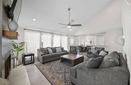 Oceanfront home with pool, large decks, fire pit and private walkover to the beach - Foto 9