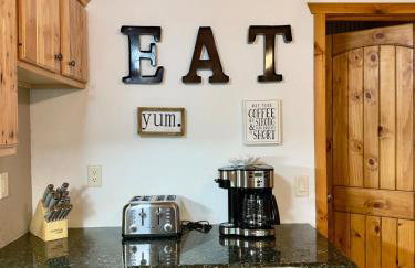 The Carriage House Walk to River Lake In Town - Foto 74