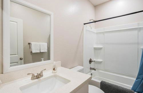Serene 2BR Home with Premium Beds - Foto 68