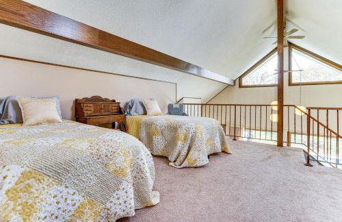 Love Lake Retreat with Hot Tub in New Richmond! - Foto 16