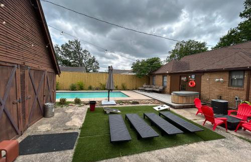 In-ground pool, hot tub, fire pit, massage room! - Photo 2