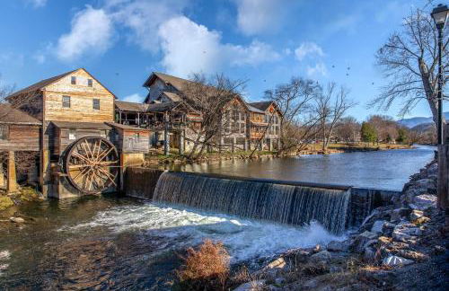 Smoky Bear Splash Top Rated Private Pool Cabin with Hot Tub, Mtn Views, Arcade Games, Excellent Location - Foto 57