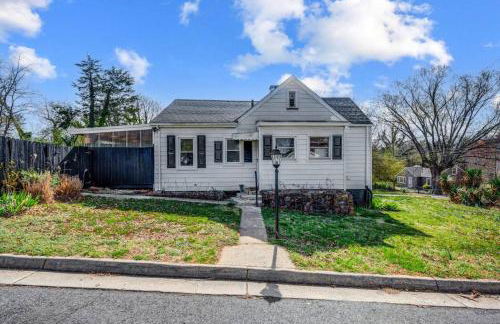 Quaint Cottage in heart of LYH - POOL with HOT TUB! - Foto 38