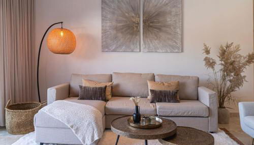 Serene hideaway, luxurious 2-bedroom penthouse apartment in the exclusive Paraíso Pueblo - Photo 2