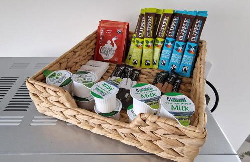 JUNGLE HOT TUB, games room, near eateries, micro brewery, pubs, beauty salons and boutique shops, Argyle, free Netflix, in the heart of Plymouth - Dogs welcome - Hosted by Absolute Accommodation Plymouth - Foto 44