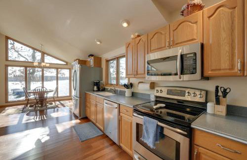 Lakeside Michigan Retreat with Boat Dock and Fireplace - Foto 8