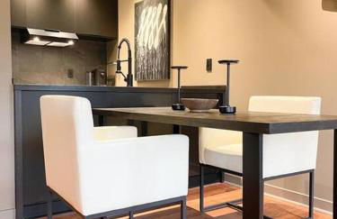 Luxury Warehouse District Condo - Foto 33