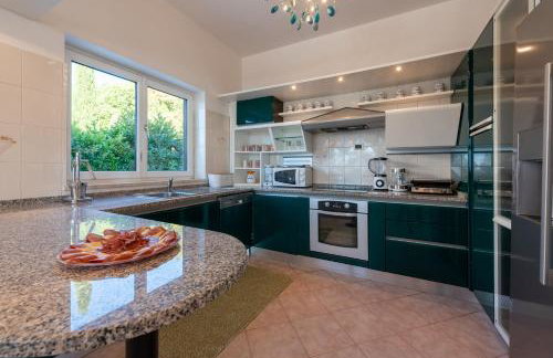 Villa Piano with Stunning View, heated outdoor pool & gaming room - Foto 9