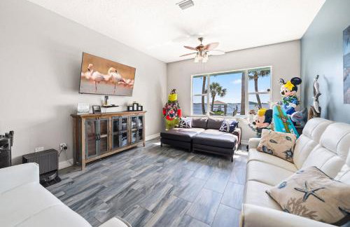 Game Room Theater Luxurious Waterfront Retreat - Photo 39