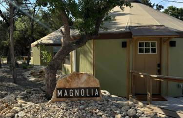 Magnolia Family Yurt Cabin - Hot Tub Loft Full Kitchen & Bath - Foto 15