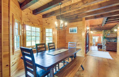 Peaceful Raphine Cottage with Deck and Fireplace! - Foto 1