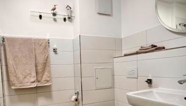 Kleine Auszeit -- inklusive Parkplatz & WiFi, Geschirrspüler, Waschmaschine & Terrasse mit Strandkorb -- Perfekt für Urlaub & Business - Foto 4, towels