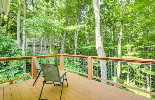 Creek View and Hot Tub Woodsy Maggie Valley Cottage - Foto 3