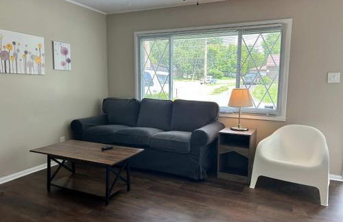 Bellwood 2 bed family house w 2 living areas Superhost - Photo 8