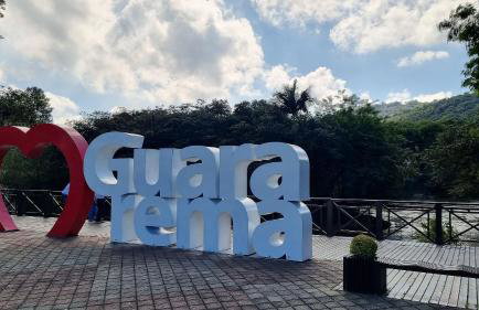 Piscina, jardim, área gourmet e vista arborizada - Foto 56